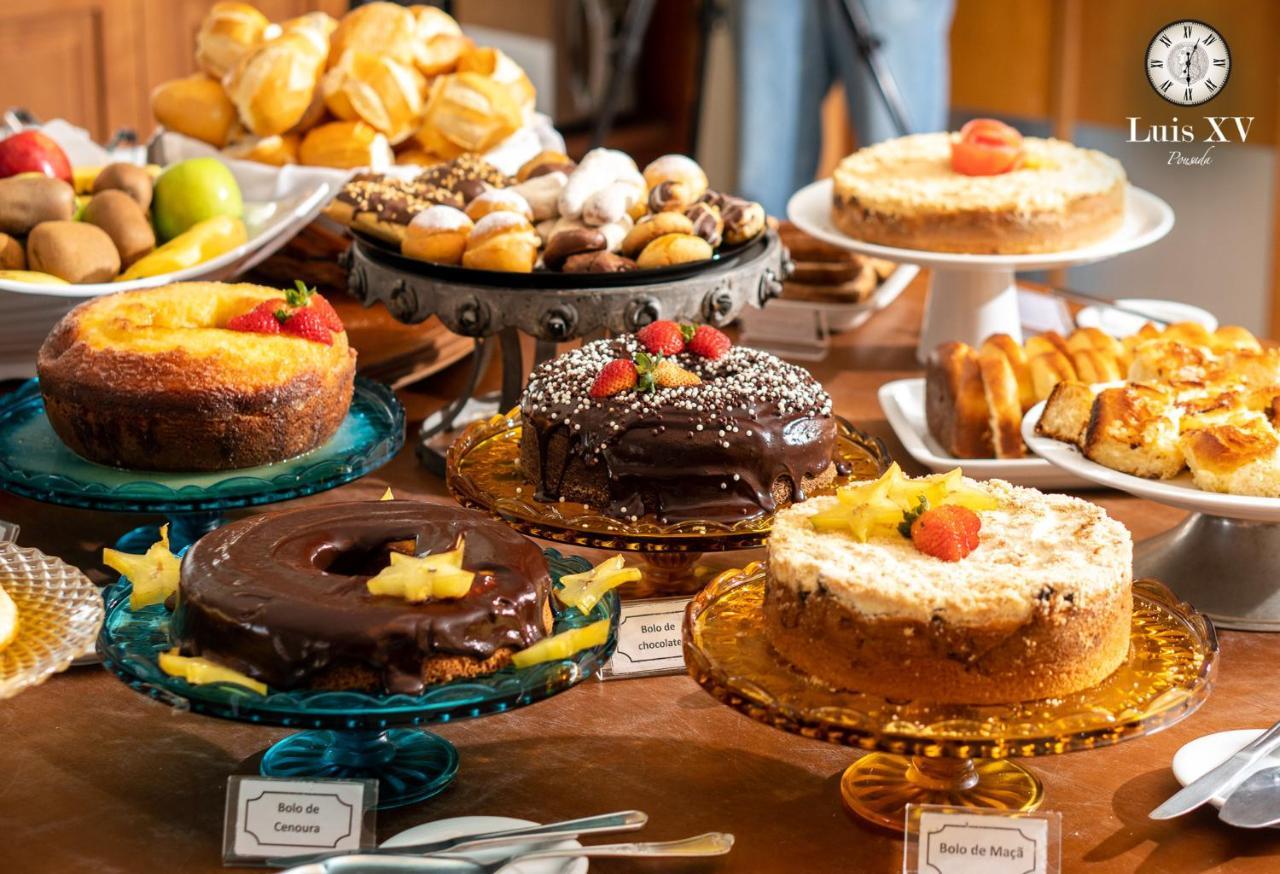 Pousada Luis XV Campos do Jordão Extérieur photo A selection of cakes