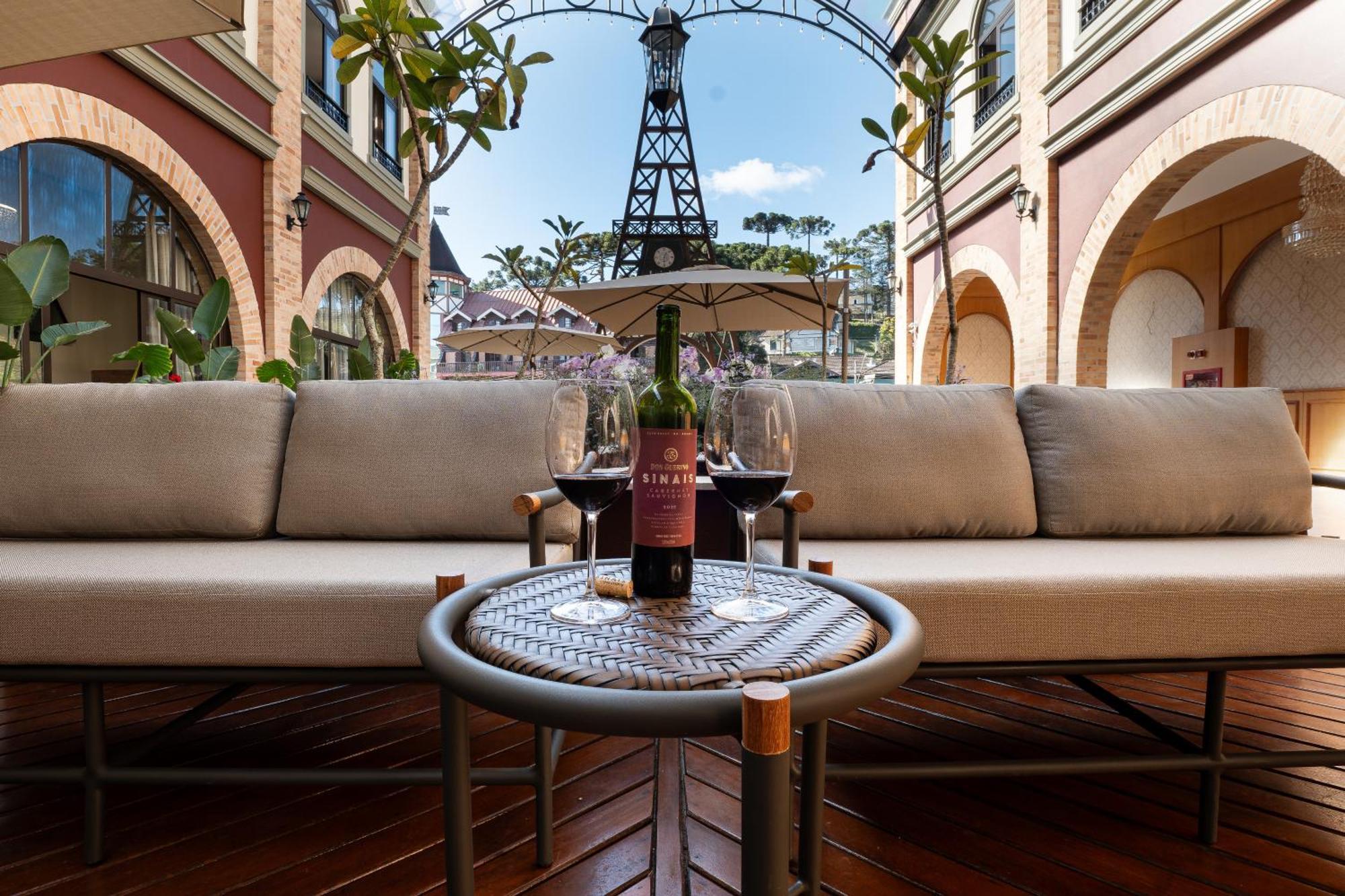 Pousada Luis XV Campos do Jordão Extérieur photo The patio at the Hotel de Ville