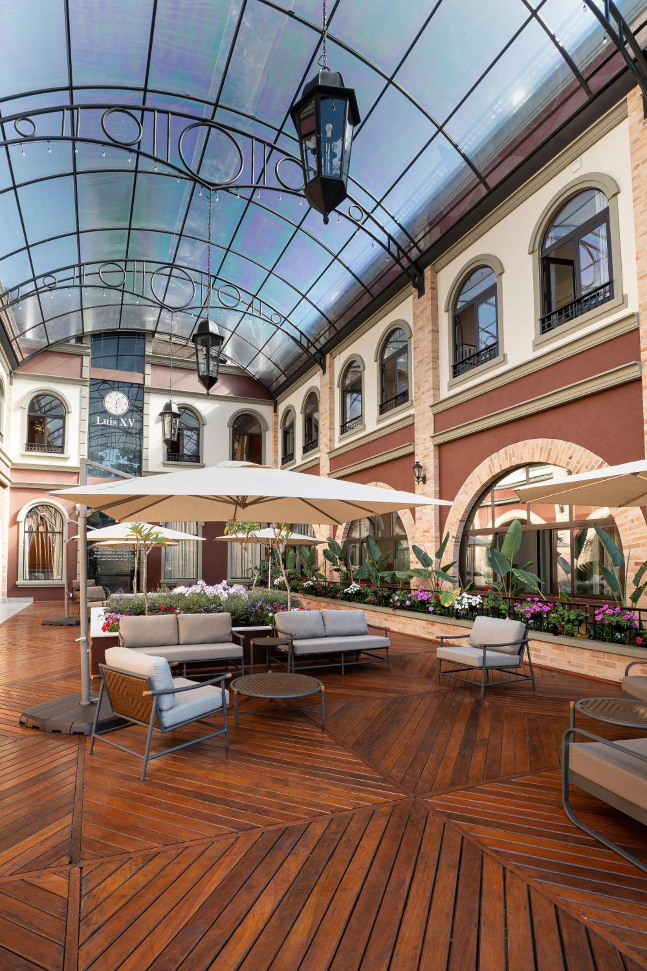 Pousada Luis XV Campos do Jordão Extérieur photo The interior of the hotel