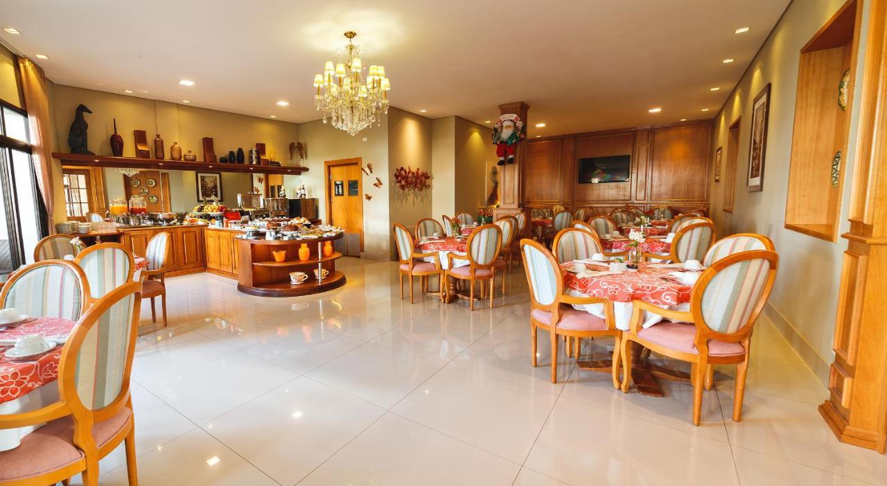 Pousada Luis XV Campos do Jordão Extérieur photo The restaurant at the hotel