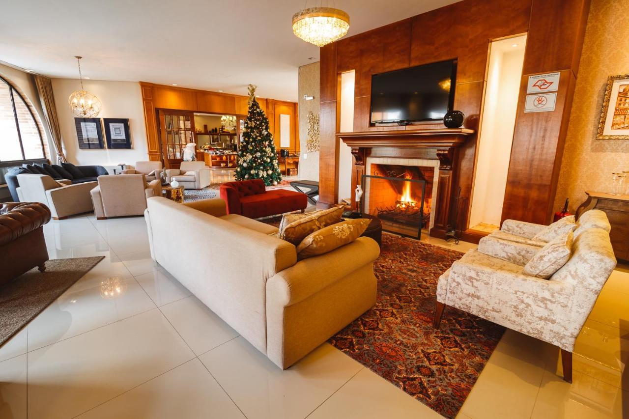 Pousada Luis XV Campos do Jordão Extérieur photo The living room of the residence