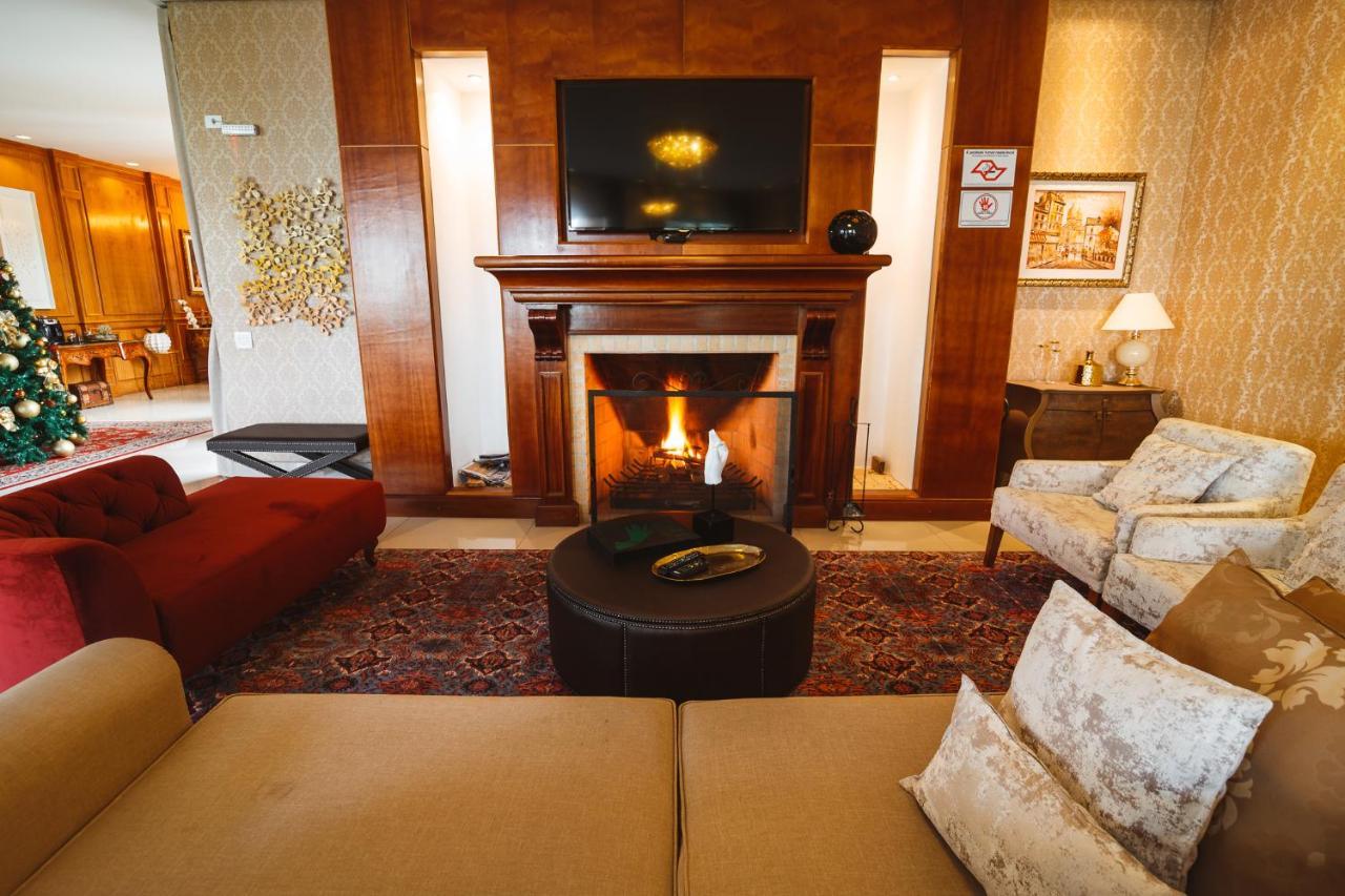Pousada Luis XV Campos do Jordão Extérieur photo A living room with a fireplace