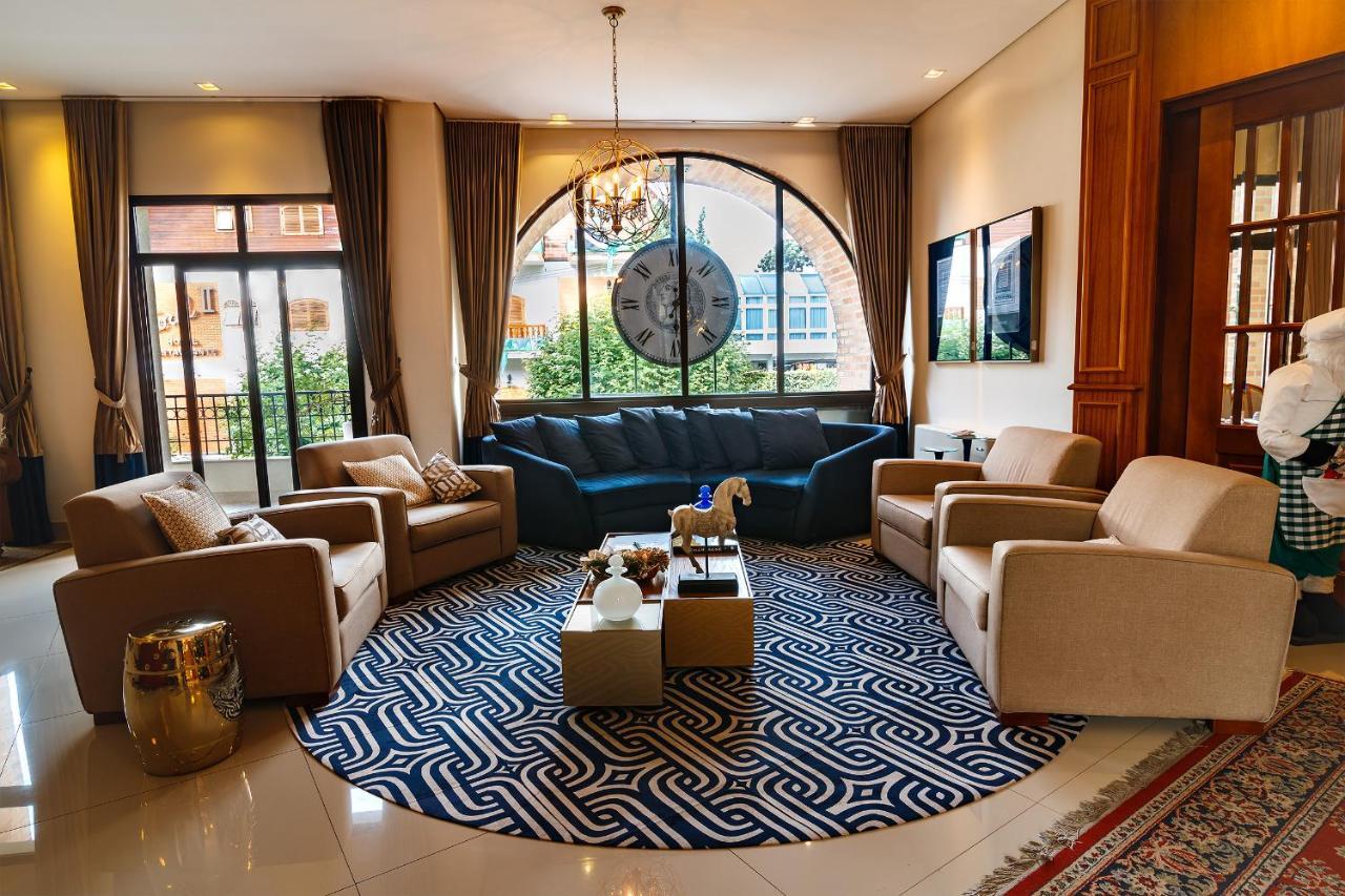 Pousada Luis XV Campos do Jordão Extérieur photo The lobby of the hotel