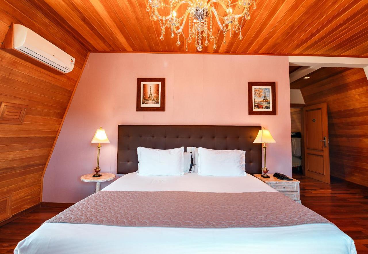 Pousada Luis XV Campos do Jordão Extérieur photo A bedroom at the hotel